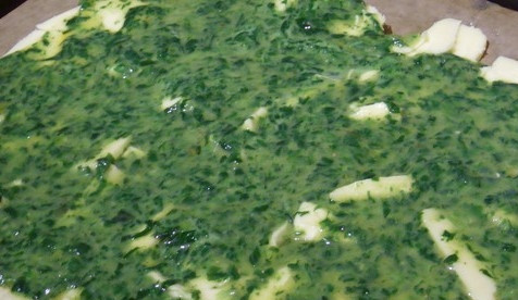 1. Этап. Сырный рулет с лососем: Выливаем на сырный слой яично-шпинатную смесь. Отправляем всё в духовку запекаться минут на 10-12. Затем охлаждаем.