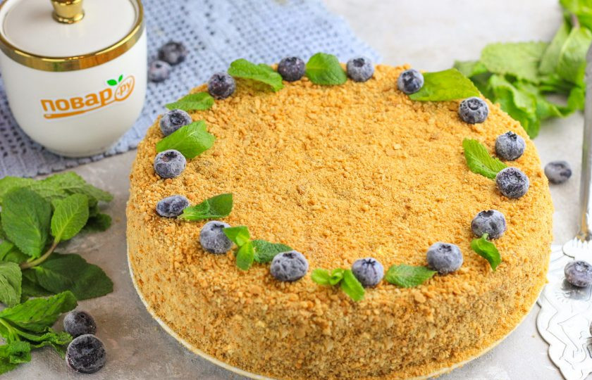 1. Этап. Медовик с вареной сгущенкой и сметаной: При подаче украсьте торт по своему вкусу и заварите ароматный чай или кофе.