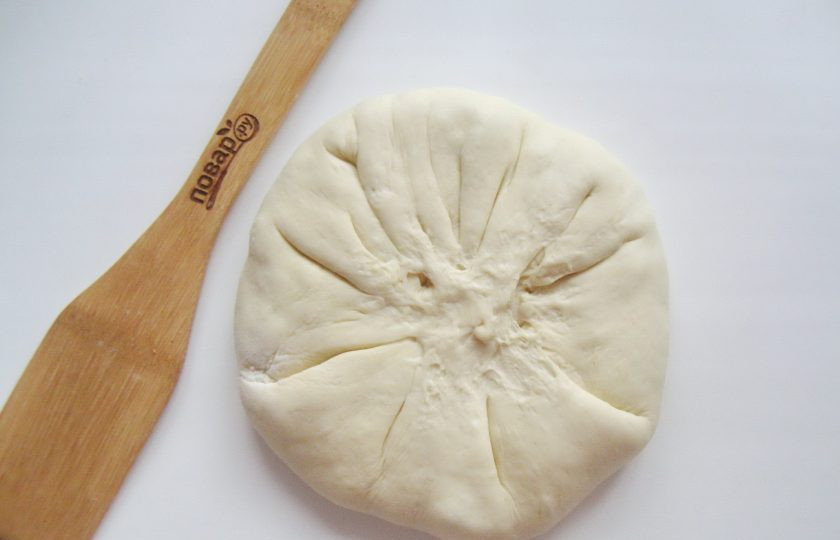 1. Этап. Пирог с белой рыбой: Края теста соедините в середине и хорошо закрепите.