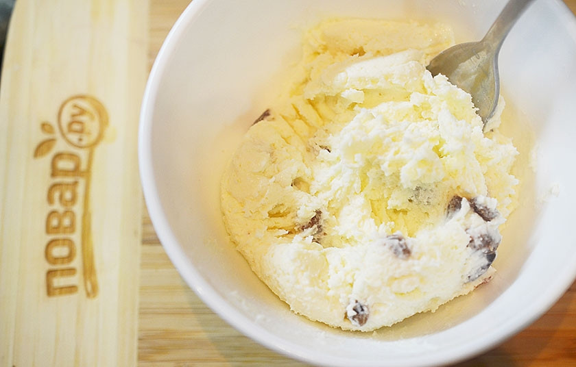 1. Этап. Творожные блины с кунжутом и изюмом: 6. Смешайте все ингредиенты для начинки.