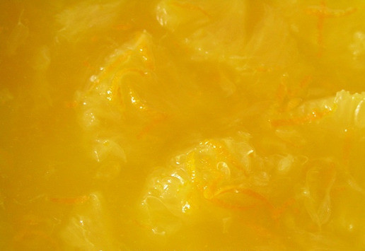 1. Этап. Рисовый пудинг с грушей: Снимите цедру со второй половины апельсина и выжмите сок. Второй апельсин разделите на дольки, очистите от пленки, нарежьте кусочками. Смешайте апельсиновый сок и цедру, добавьте мятный сироп и кусочки апельсина.