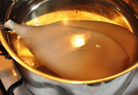 1. Этап. Кальмары жареные: Кальмаров хорошенько промываем и отправляем в кипящую воду на 2 минутки, после чего достаем и даем обсохнуть.