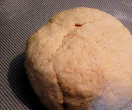 1. Этап. Пресные лепешки: 3. Оно должно получиться крутым и не должно липнуть к рукам, поэтому используйте такое количество муки, сколько возьмет тесто. Затем разделяем его на части, формируя круглую лепешку.