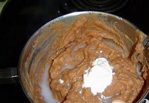 1. Этап. Мексиканская слоеная подлива: Добавить воды и 1/4 стакана сметаны.