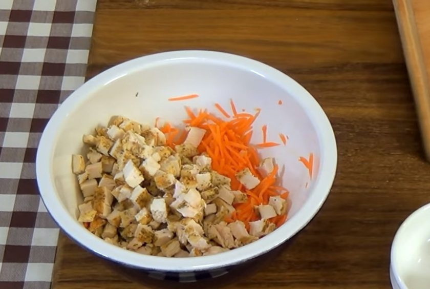 1. Этап. Салат Интересный: 1. Натрите свежую морковь, чеснок и смешайте. Обжаренное или отварное куриное мясо нарежьте на мелкие кубики. Натрите на крупной терке твердый сыр и вареные яйца.