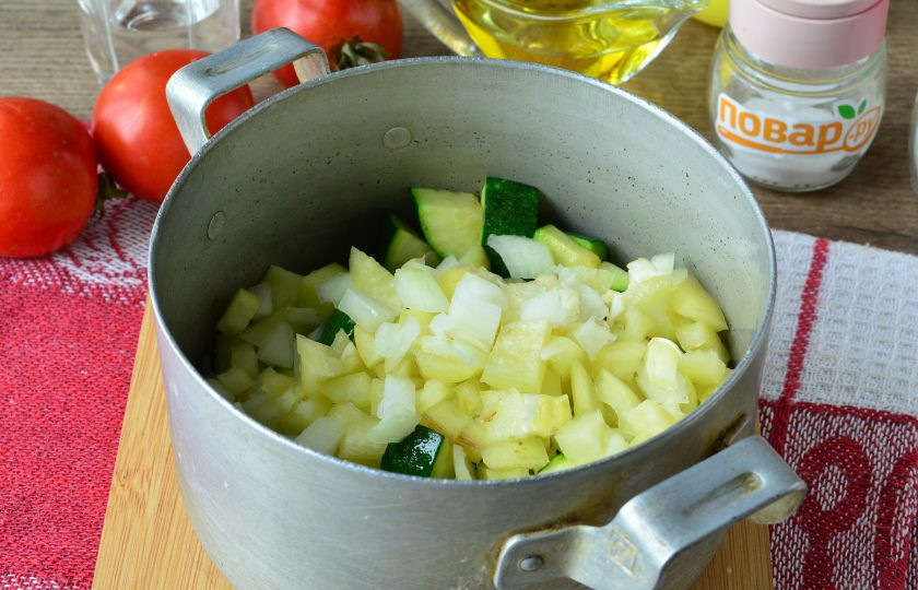 1. Этап. Цукини с помидорами и перцем на зиму: Всыпьте лук и сладкий перец.
