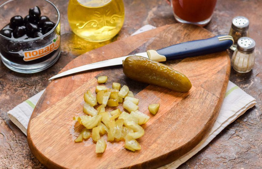 1. Этап. Солянка Барская: Соленые огурцы нарежьте кубиками или полосками.
