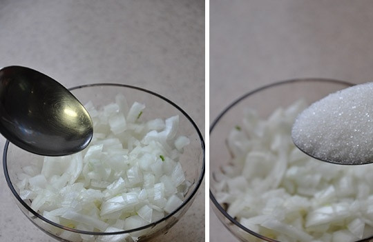 1. Этап. Простой рецепт Селедки под шубой: 2. Очистите и измельчите лук. Добавьте сахар, щепотку соли и уксус. Перемешайте и оставьте на некоторое время, чтобы лук промариновался.