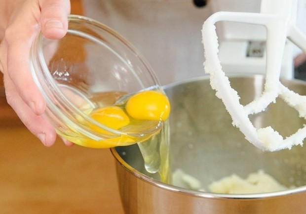 1. Этап. Торт Шикарный: 3. Взбейте до пышности и добавьте яйца.