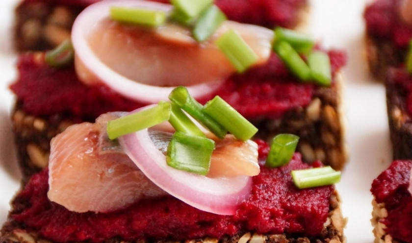 1. Этап. Бутерброд с сельдью Просто и вкусно: 9. Готовые бутерброды посыпаю измельченным зеленым луком и подаю к столу.