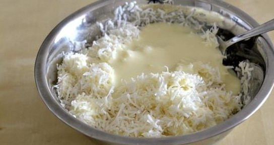 1. Этап. Конфеты Баунти: Смешать кокосовый орех и сгущенку.