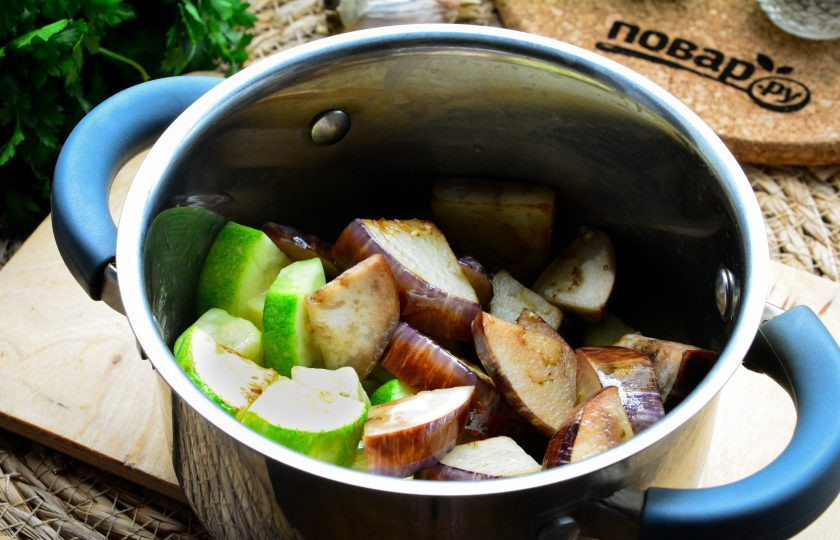 1. Этап. Овощное рагу Рататуй: Выложите в кастрюлю обжаренные баклажаны с кабачками.