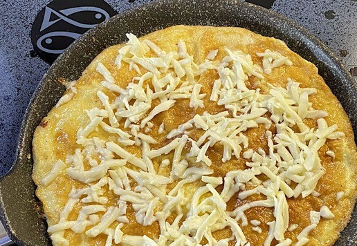 1. Этап. Завтрак на траве: Переверните омлет и сверху присыпьте натертой моцареллой.