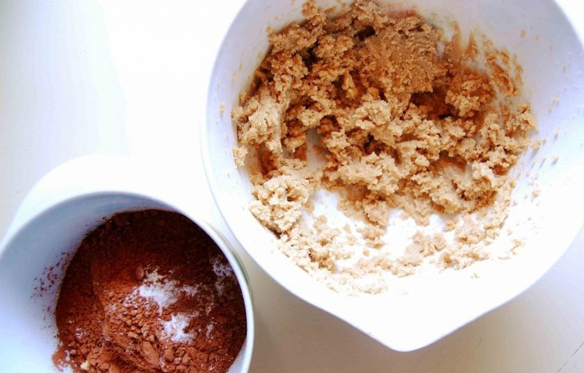 1. Этап. Печенье Двойной шоколад с миндалём: 1. Итак, в глубокой миске перемешайте муку с содой, солью и какао. В другой миске взбейте в течение 2,5 минут мягкое масло с сахаром. Затем мучную массу всыпьте к масляной. Замешайте тесто.