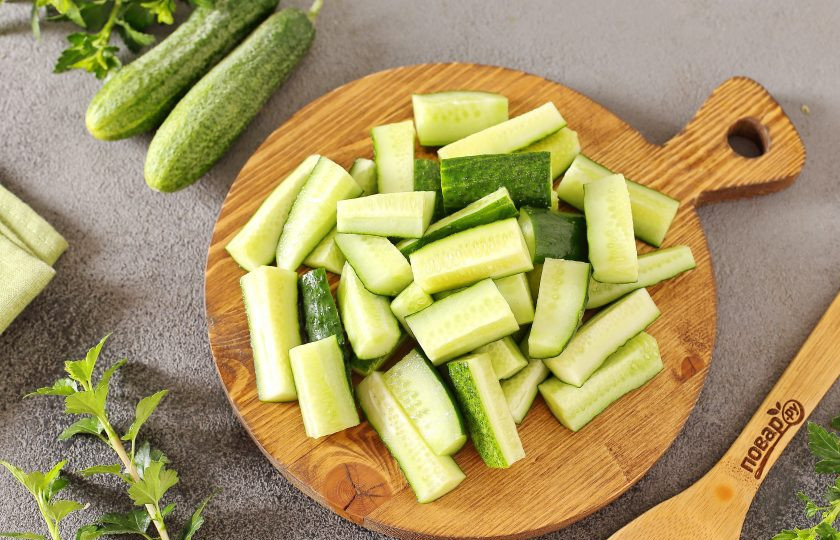 1. Этап. Огурцы по-польски дольками на зиму: Огурцы промойте, обсушите и нарежьте брусочками.