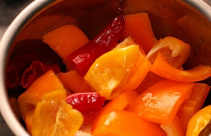 1. Этап. Острый соус для курицы: Полейте кусочки перцев лимонным соком и протушите в течение 10 минут на среднем огне.