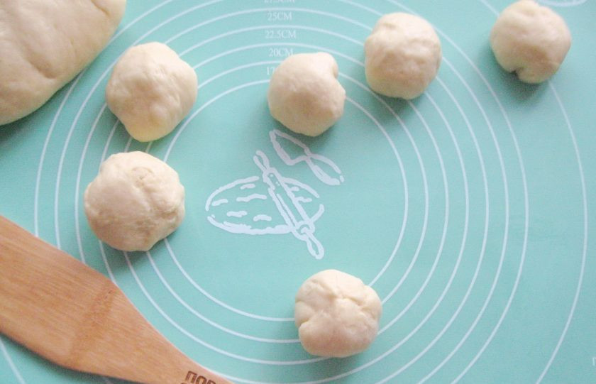 1. Этап. Булочки с мармеладом: Края лепешки поднимите в верх, формируя мешочек. После залепите. Получилась булочка.