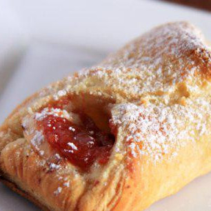 Булочки с гуавой и сливочным сыром