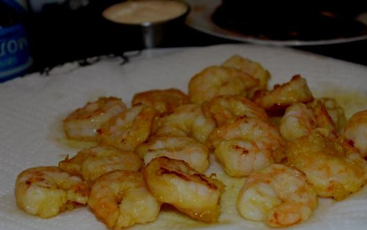 1. Этап. Креветки во фритюре: Шумовкой вынимаем обжаренные креветки, выкладываем их на бумажные салфетки, так мы избавимся от лишнего жира.