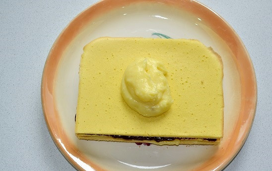 1. Этап. Торт Норд: Снова бисквит и вторая половина заварного крема.