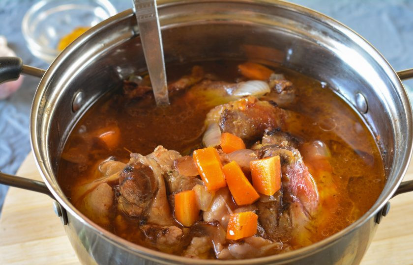 1. Этап. Плов с томатной пастой: Влейте воду, смешанную с томатной пастой, тушите на медленном огне 15-20 минут.