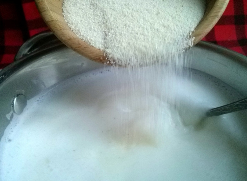 1. Этап. Манная каша на молоке: Отмеренную заранее крупу добавляете в почти горячее молоко. Добавляете постепенно, активно помешивая молоко ложкой, чтобы не было комочков.