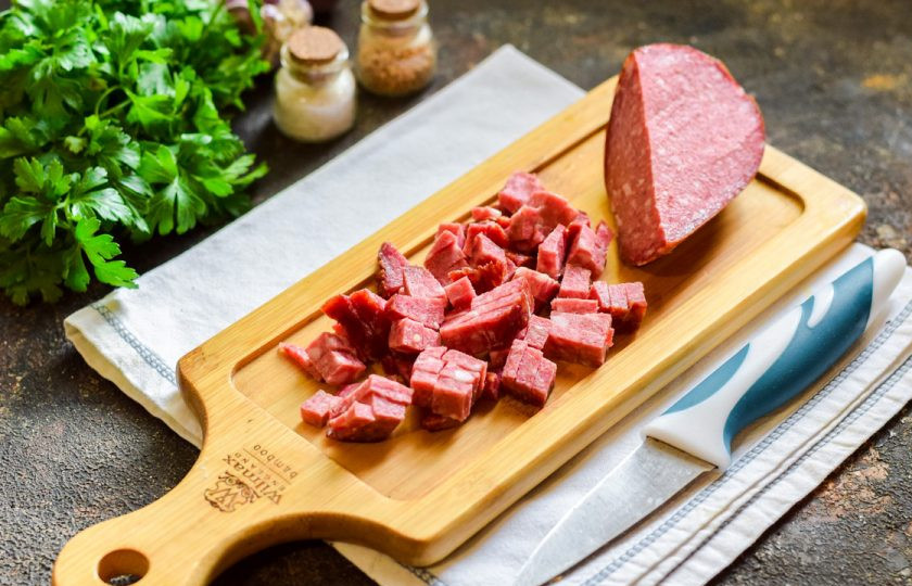 1. Этап. Салат Амазонка: Колбасу нарежьте небольшими по размеру кубиками.