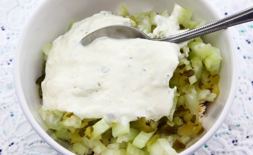 1. Этап. Салат с куриным филе: Сельдерей, лук и огурец нарежьте. Уложите их в салатницу, добавьте майонез.