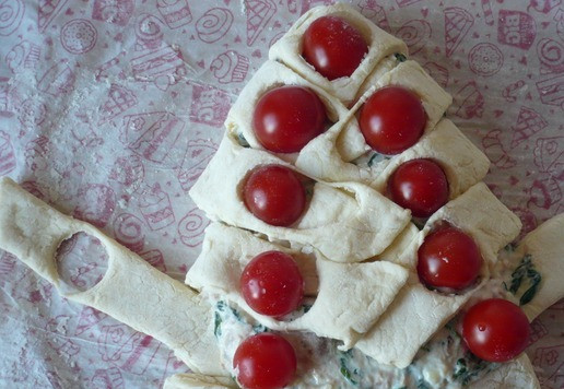 1. Этап. Рождественская елка из слоеного теста: Накройте начинку разрезанными полосками слоеного теста (в виде косички), поместив помидоры черри в круги, образованные пробкой. Нижние полоски теста на пироге подверните, сформировав основание 