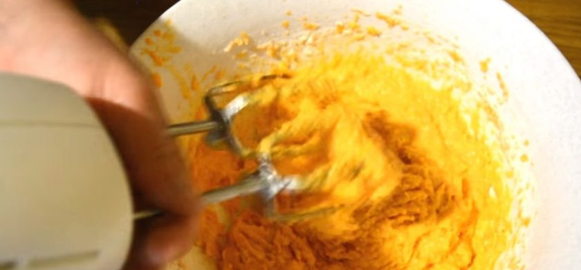 1. Этап. Морковный пирог с меренгой: 2. Добавьте к моркови сахар, ванильный сахар, соль и разрыхлитель. Перемешайте миксером до однородности. В 2-3 приема добавьте просеянную муку и слегка перемешайте миксером (не нужно взбивать долго, лишь до однородности).