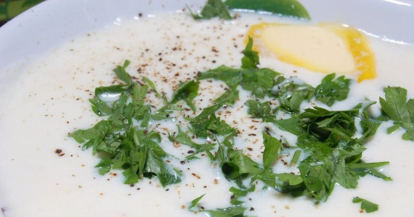 1. Этап. Макароны с начинкой: Приготовьте соус. В сотейнике растопите сливочное масло. Потом к нему добавьте муку, постоянно помешивая, влейте молоко. Доведите смесь до кипения, варите её 5 минут на небольшом огне. Приправьте соус 