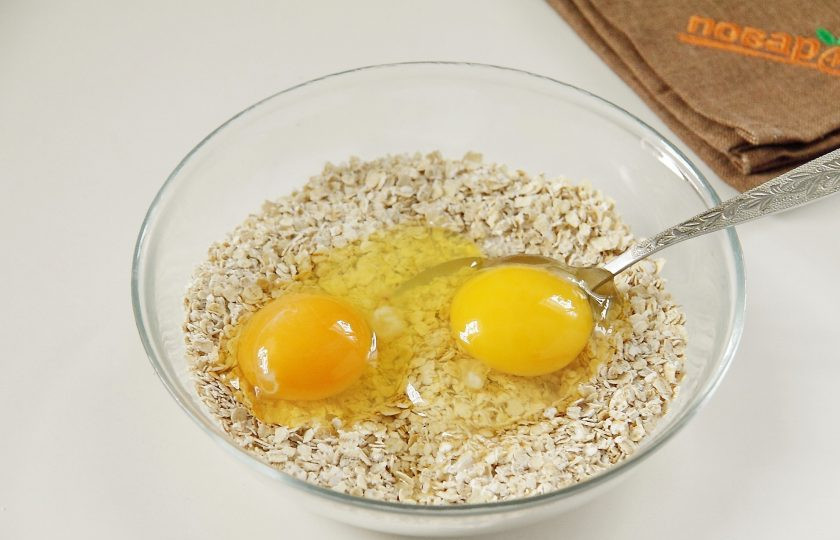 1. Этап. Овсяное печенье без муки и масла: Перемешайте и добавьте яйца.