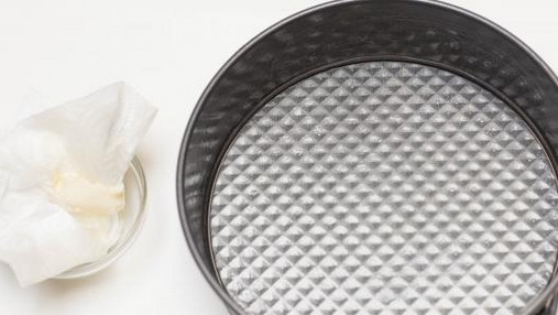 1. Этап. Диетическая творожная запеканка без манки: 3. Смажьте жаропрочную форму маслом. Выложите творожную массу.