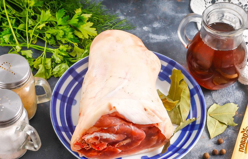 1. Этап. Свиная рулька в вине: Подготовьте указанные ингредиенты. Рульку тщательно промойте в воде.