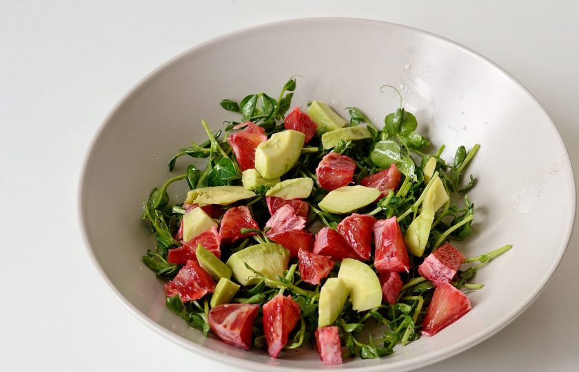 1. Этап. Салат с авокадо и имбирем: Затем добавьте авокадо и апельсин. Аккуратно перемешайте салат. Перед подачей посыпьте салат кунжутом.