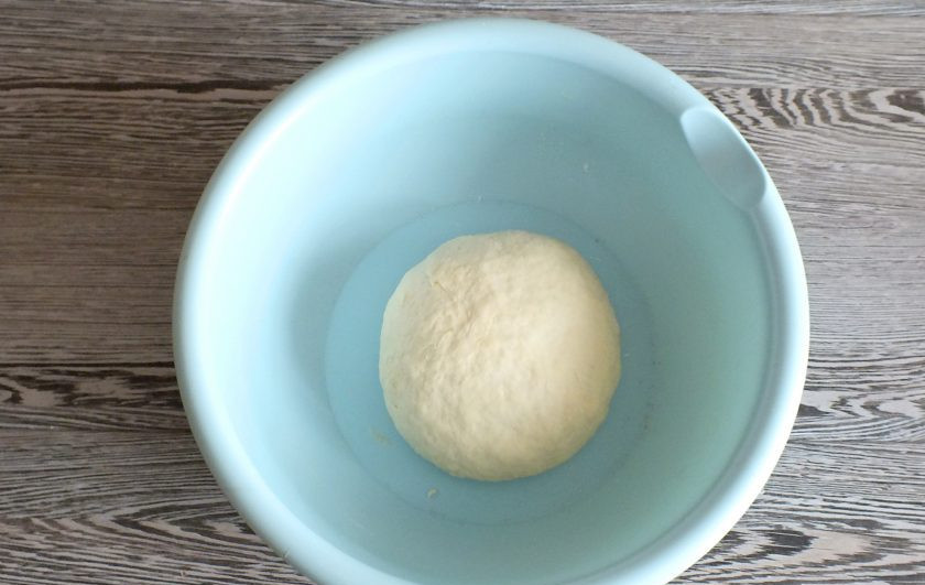 1. Этап. Ватрушки с бананом: Готовое тесто должно получиться упругим, но мягким, не липнущим к рукам. Тесто округлите, выложите в чашу, накройте и оставьте на 1 час в теплом месте.