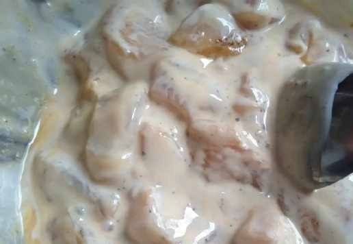 1. Этап. Лёгкая грудка: Нарезать грудку на небольшие кусочки, добавить соевый соус, йогурт, смесь перцев и чеснок. Оставить мариноваться минимум на 15 минут.