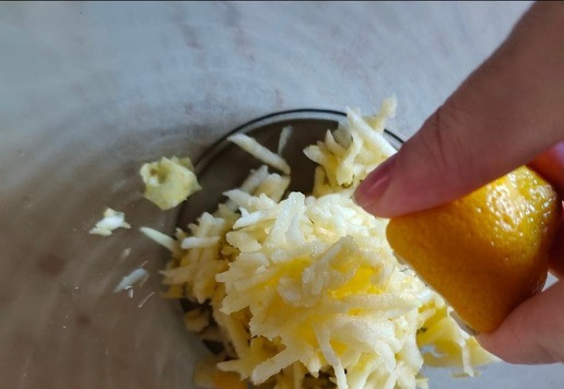 1. Этап. Вафли пышные Любимый завтрак: Добавляем примерно 1 ст. л. лимонного сока.