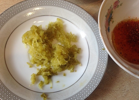 1. Этап. Турецкий салат с рисом и чечевицей: 4. Соленые огурцы можно нарезать мелкими кубиками, а можно натереть на мелкой терке.