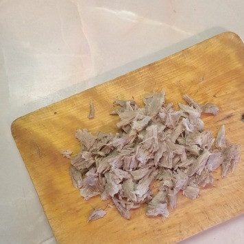 1. Этап. Салат Родные рядом: Курицу мелко нарезать или руками разобрать на волокна.