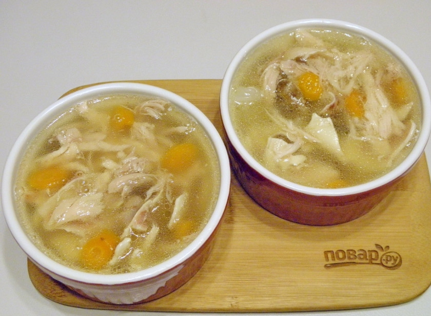 1. Этап. Холодец классический: Когда все мясо будет разложено по тарелочкам, переходим к бульону. Его нужно обязательно процедить, там ведь могут быть мелкие косточки и перец горошком. Добавьте несколько зубчиков раздавленного чеснока, перемешайте и залейте все тарелочки бульоном. Уберите в холодильник на ночь.