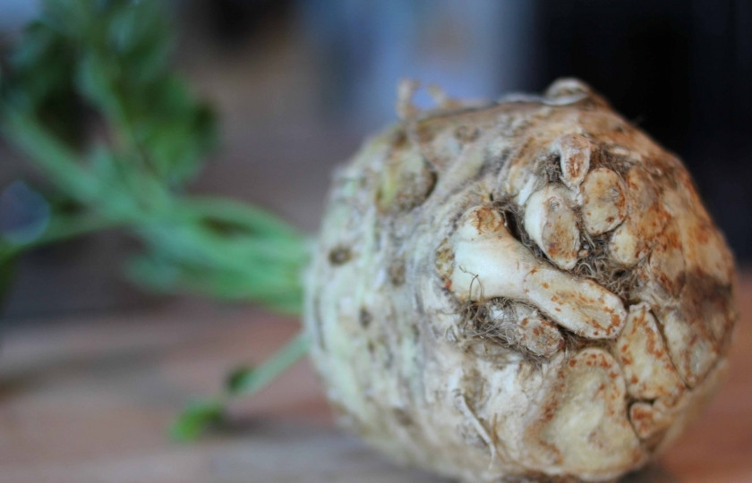 1. Этап. Пюре из корня сельдерея: Приготовьте корни сельдерея. Почистите их и порежьте на небольшие кубики.