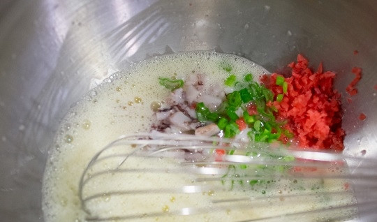 1. Этап. Окономияки: 3. Выложите измельченные морепродукты, лук и имбирь.