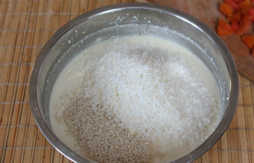 1. Этап. Творожная кето-запеканка: В творожную массу насыпаем кокосовую стружку и семена кунжута.