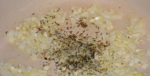 1. Этап. Бурый рис в духовке: Затем добавьте в сковороду зиру и прованские травы.