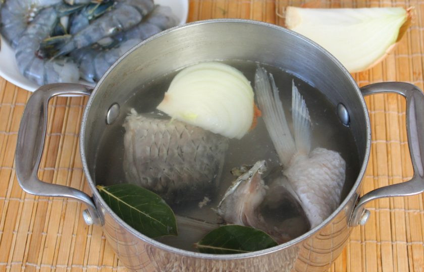 1. Этап. Королевский суп: Рыбу чистим, потрошим и промываем холодной водой. Куски белого амура кладем в кастрюлю и заливаем водой. Доводим до кипения и убираем пену. Далее, добавляем соль, лавровый лист и часть луковицы. Варим рыбный бульон. Через 15 минут лук и лавровый лист убираем.