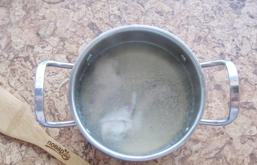 1. Этап. Солянка как в ресторане: Доведите до кипения, огонь убавьте и снимите пену. Варите голени до готовности.