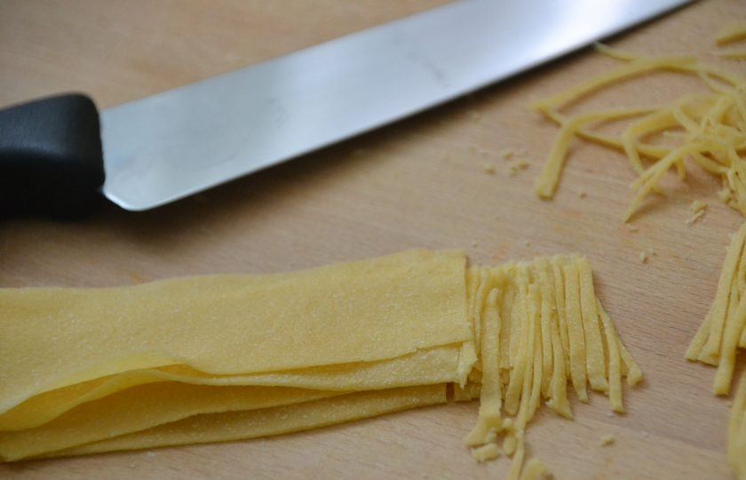 1. Этап. Суп с лапшой по-татарски: Нарежьте полоски на лапшу, чем тоньше, тем лучше.