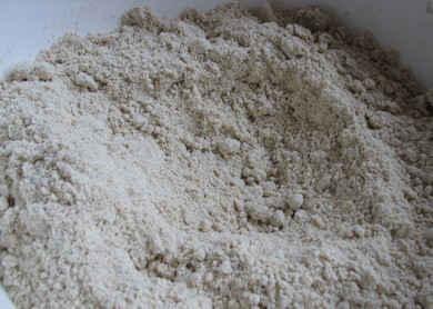 1. Этап. Бурятские шаньги: 1. С приготовлением теста не должно возникнуть никаких трудностей, ведь тут все довольно просто. Соедините муку и холодный маргарин, порубленный мелко или натертый на терке. Разотрите в однородную крошку. Может так получиться, что придется добавить еще маргарина, если крошка окажется слишком сухой и будет рассыпаться.