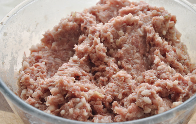 1. Этап. Голубцы из молодой капусты: 3. Добавьте в фарш около 150 мл. воды или бульона, оставшегося после капусты. Это нужно для того, чтобы фарш получился сочным. Посолите его и приправьте по вкусу.